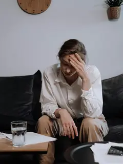 Temukan perbedaan antara kelelahan biasa dan burnout untuk menentukan kapan tubuh benar-benar membutuhkan istirahat total. [Dok/Pexels.com/Ron Lach].