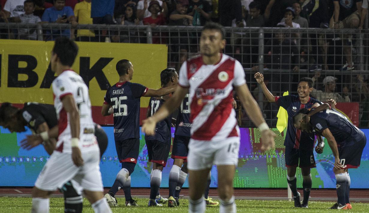 Para pemain Selangor FA merayakan gol yang dicetak Rufino Segovia ke gawang Kuala Lumpur FA pada laga Liga Super Malaysia di Stadion Kuala Lumpur, Cheras, Minggu (4/2/2018). Kuala Lumpur FA kalah 0-2 dari Selangor FA. (Bola.com/Vitalis Yogi Trisna)
