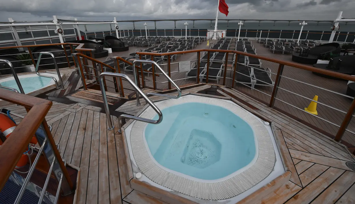 Pemandangan dek kapal pesiar MS Queen Victoria saat berlabuh di La Rochelle, Prancis, 10 April 2018. MS Queen Victoria memiliki tujuh restoran, 13 bar, tiga kolam renang, satu ballroom dan satu ruang teater. (AFP PHOTO / XL / XAVIER LEOTY)