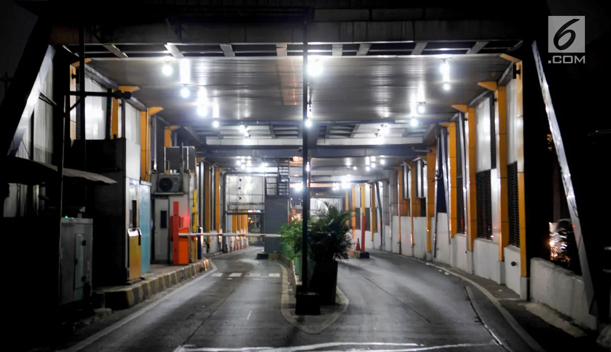 Suasana Gerbang Tol Cawang yang ditutup saat demonstrasi mahasiswa di depan Gedung DPR/MPR, Jakarta, Selasa (24/9/2019). PT Jasa Marga menutup jalan Tol Dalam Kota Cawang-Tomang guna menjaga keselamatan dan keamanan pengguna jalan. (merdeka.com/Iqbal S Nugroho)