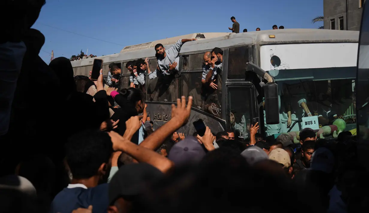 Sementara ribuan anggota keluarga dan warga berkumpul di luar fasilitas tersebut dalam suasana penuh harapan dan sukacita. (AP Photo/Abdel Kareem Hana)