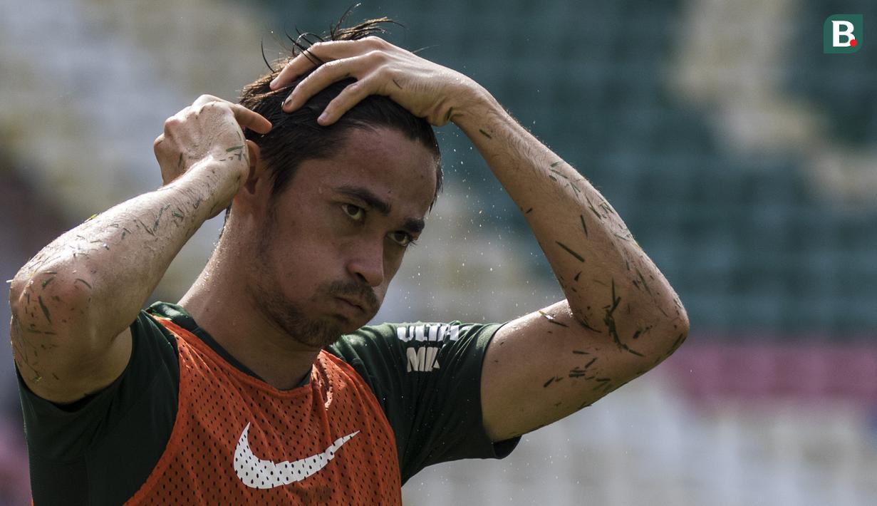 Pemain Timnas Indonesia, Gavin Kwan, merapihkan rambut saat latihan di Stadion Wibawa Mukti, Jawa Barat, Selasa (6/11). Latihan ini merupakan persiapan jelang Piala AFF 2018. (Bola.com/Vitalis Yogi Trisna)