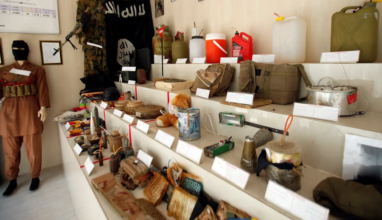 Baju tempur, bendera, senjata, hingga pakaian untuk bom bunuh diri yang pernah digunakan ISIS di sebuah museum di Erbil, Irak, 12 Mei 2019. Museum itu memamerkan memorabilia perang dan benda-benda yang berhasil direbut dalam pertempuran dengan ISIS. (REUTERS/Azad Lashkari)