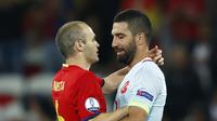 Arda Turan (kanan) dihibur Iniesta ( REUTERS/Eddie Keogh Livepic)