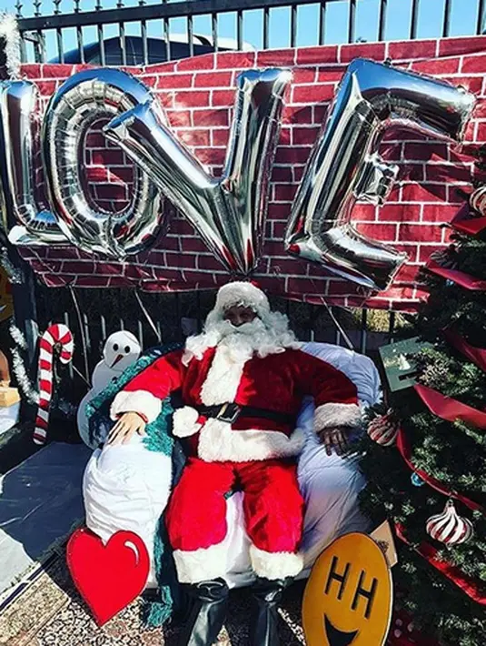 Hal ini terlihat dalam sebuah foto yang diunggah oleh Brandi Cyrus di Instagramnya. Dalam foto itu terlihat keluarga inti Miley di depan pohon Natal yang di tengahnya juga terlihat sosok Liam. (Instagram/Mileycyrus)