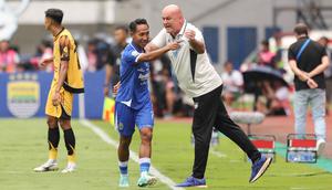 Berkat hasil ini, Persib kini mengemas 38 poin atau satu angka unggul dari Borneo FC yang harus rela turun ke posisi dua. Sementara Persija turun ke peringkan ketiga dengan 35 poin. Tampak dalam foto, penyerang sayap kiri Persib, Beckham Putra (tengah) bersama pelatih Bojan Hodak saat pertandingan pekan ke-17 BRI Super League 2025/2026 melawan Persija di Stadion Gelora Bandung Lautan Api (GBLA), Bandung, Jawa Barat, Minggu 11 Januari 2026. (Bola.com/Abdul Aziz)