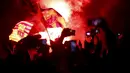 Suporter Barcelona merayakan gelar juara Copa del Rey setelah mengalahkan Sevilla dalam final yang berlangsung di Vicente Calderon, Madrid, Minggu (22/5/2016). (AFP/Pau Barrena)