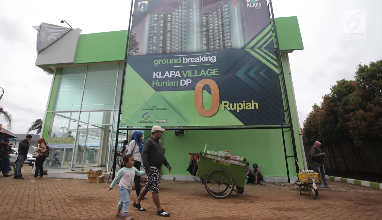 Sejumlah warga mencari informasi unit rumah susun dengan DP 0 Rupiah di kawasan Klapa Village, Duren Sawit, Jakarta, Senin (22/1).  Rencananya Klapa Village akan  dibangun setinggi 20 lantai yang terdiri dari dua tower. (Liputan6.com/Arya Manggala)
