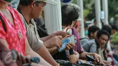 Warga mulai menyerbu gerai penukaran uang receh di Lapangan IRTI Monas, Jakarta, Selasa (30/6/2015). Bank Indonesia bekerjasama dengan 14 bank lainnya membuka loket penukaran uang pecahan kecil sejak 17 Juni-15 Juli 2015. (Liputan6.com/Faizal Fanani)