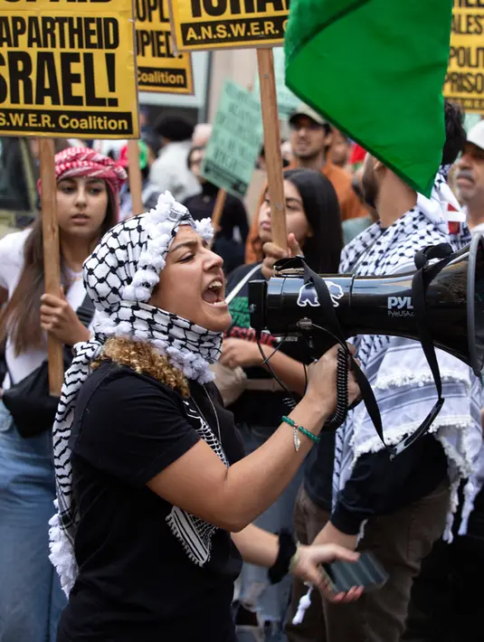 <p>Di New York, keributan pecah antara dua kelompok yang berseberangan tersebut. Lokasinya ada di dekat Kompleks PBB, terjadi setelah massa besar pendukung Palestina menggelar unjuk rasa di Times Square. (AP Photo/D. Ross Cameron)</p>