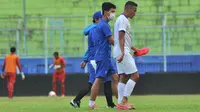 Pemain Arema FC, Dendi Santoso, mengalami cedera ketika beruji coba dengan PON Jatim di Stadion Kanjuruhan, Kamis (10/9/2020) sore. (Bola.com/Iwan Setiawan)