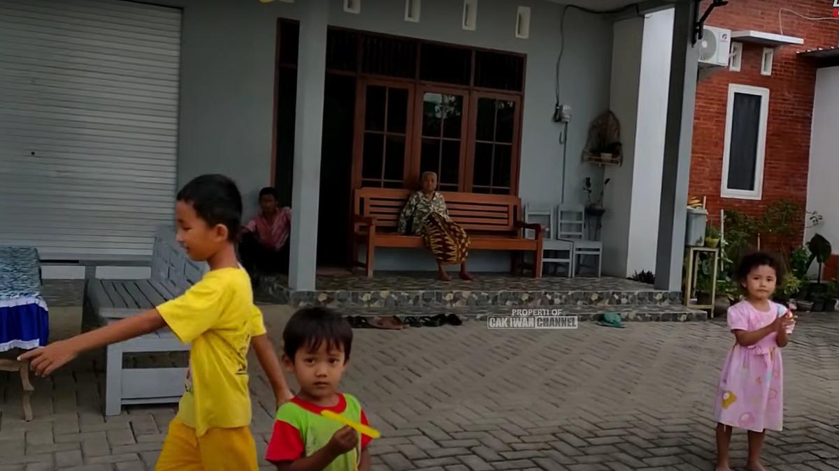 Potret Teras Rumah Sederhana Pratama Arhan di Desa, Sederhana Namun Penuh Kehangatan
