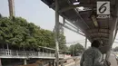 Pejalan kaki melewati lubang di atas JPO di Halte Bus Transjakarta di Jembatan Gantung, Cengkareng, Jakarta, Jumat (27/7). JPO yang rusak akibat tertabrak truk sejak setahun lalu hingga kini belum diperbaiki.  (Liputan6.com/Arya Manggala)