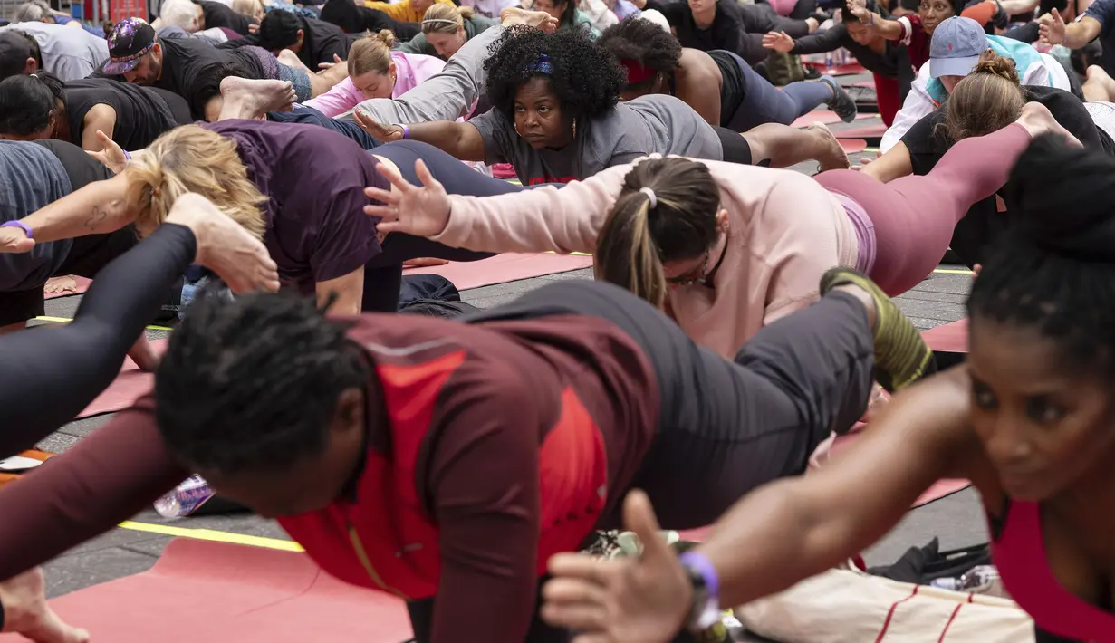 Ribuan praktisi yoga akan berkumpul sejak matahari terbit hingga terbenam untuk mengikuti sesi yoga gratis sepanjang hari. (AP Photo/Yuki Iwamura)