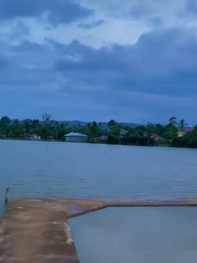 Wanita Seberangi Jembatan Sempit