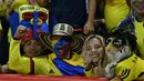 Pendukung Kolombia menunggu dimulainya pertandingan kualifikasi sepak bola Piala Dunia 2018 melawan Paraguay di Barranquilla, Kolombia, (5/10). (AFP PHOTO/Luis Acosta)