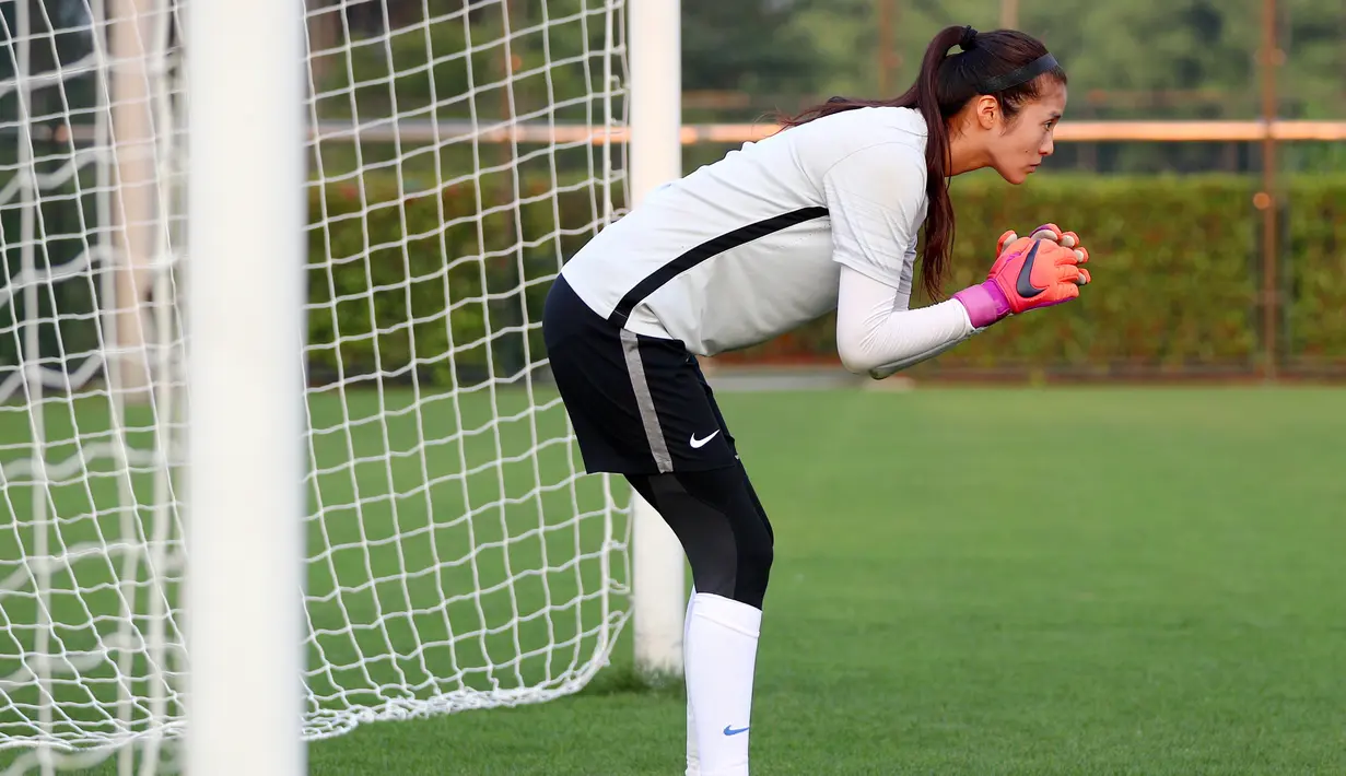 Kiper timnas China, Zhao Lina menjaga gawangnya saat mengikuti sesi latihan di Shanghai (15/5). Zhao Lina bermian untuk tim 	Shanghai Vinpac. AFP Photo/China Out)