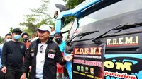 wakil Gubernur Jawa Barat Uu Ruzhanul Ulum mengajak sopir dan pengusaha elf melek keselatam penumpang, termasuk terhadap pencegahan Covid-19. (Liputan6.com/Jayadi Supriadin)