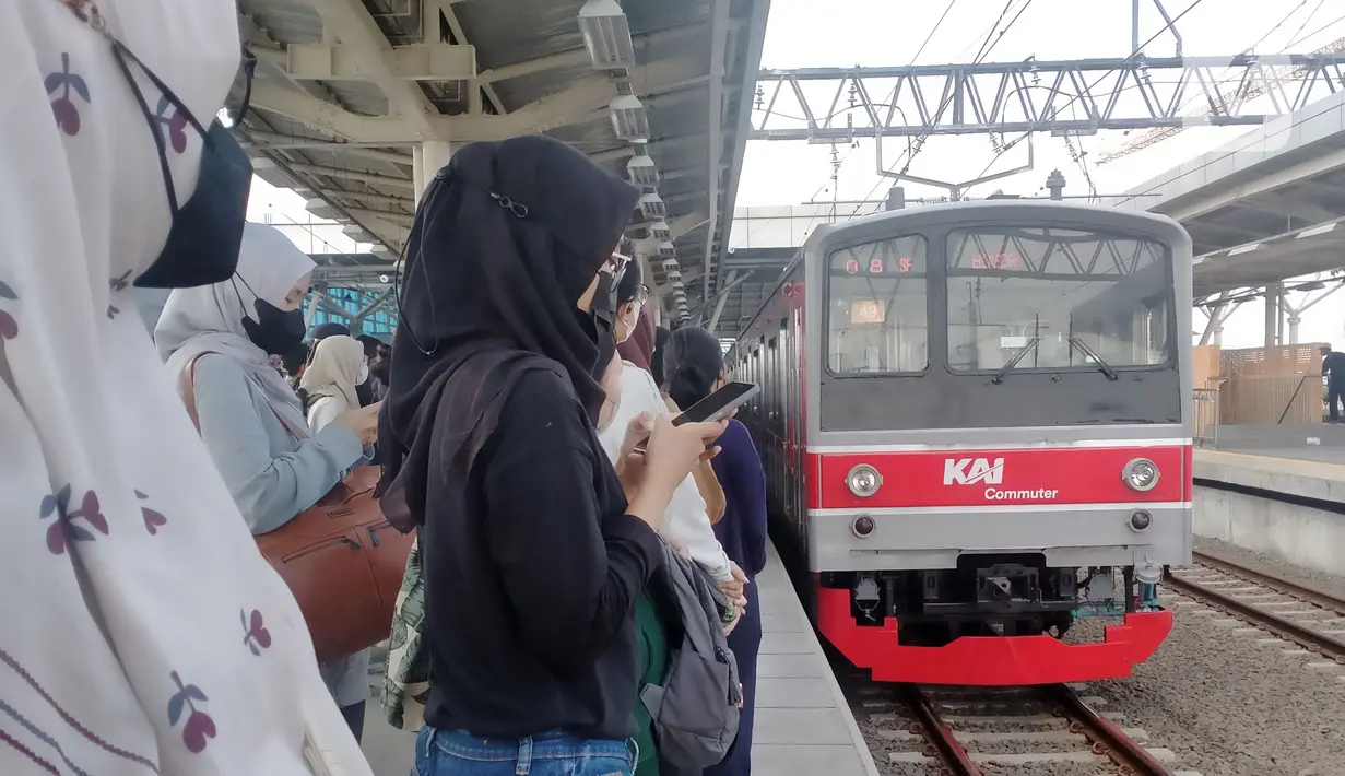 <p>Penumpang menunggu rangkaian KRL di Stasiun Manggarai, Jakarta, Sabtu (17/12/2022). Pemerintah berencana menaikkan harga tiket Commuter Line (KRL) pada 2023. Plt Direktur Jenderal Perkeretaapian Kemenhub Risal Wasal mengatakan, pihaknya sudah menyiapkan sejumlah aturan terkait kenaikan tarif KRL. (Liputan6.com/Magang/Aida Nuralifa)</p>