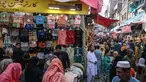 Umat Muslim Pakistan berbelanja untuk perayaan Idul Fitri, selama minggu terakhir bulan suci Ramadan 1447 Hijriah, di Rawalpindi pada 14 Maret 2026. Pasar di Rawalpindi, Pakistan, dipadati warga menjelang Hari Raya Idul Fitri 1447 Hijriah. (Farooq NAEEM/AFP)