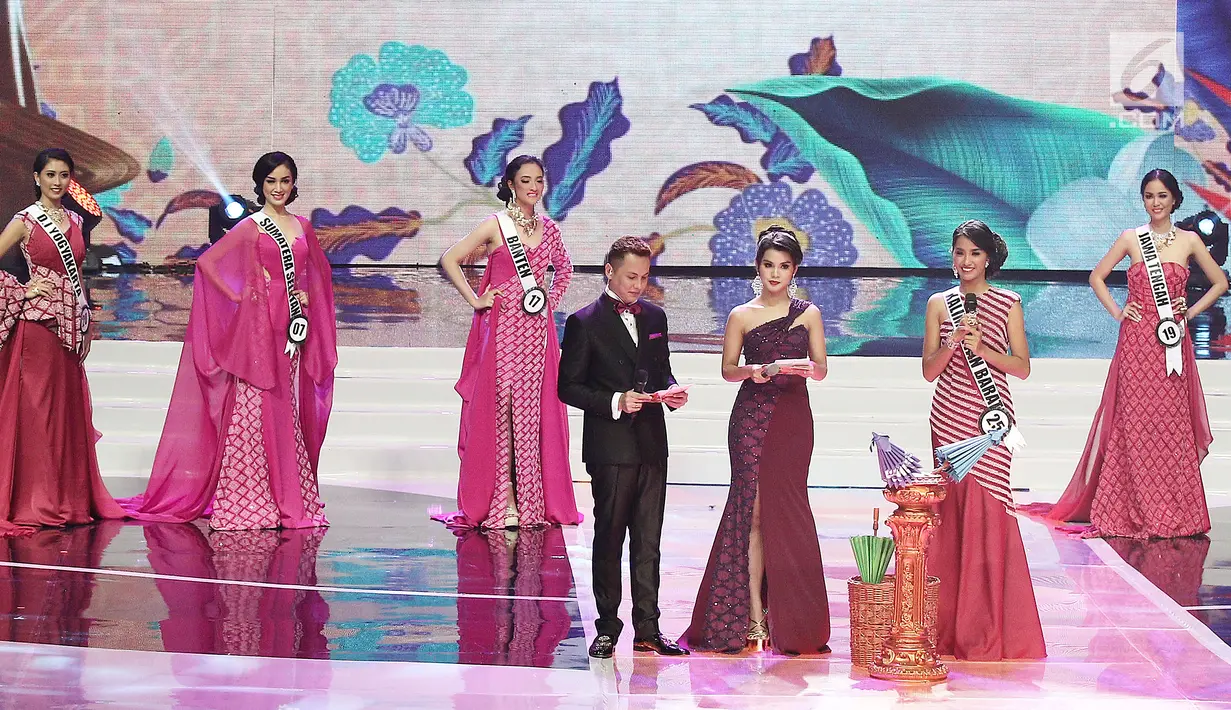 Finalis dari Kalimantan Barat, Wilda Octaviana Situngkir menjawab pertanyaan dari Juri Kezia Warouw pada malam puncak Puteri Indonesia 2018 di JCC, Jakarta, Jumat (9/3). (Liputan6.com/Herman Zakharia)