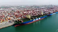 Foto dari udara pada 26 April 2020, HMM Algeciras berlabuh di Pelabuhan Qingdao di Qingdao, Provinsi Shandong, China. Kapal kontainer terbesar di dunia dengan kapasitas 24.000 unit ekuivalen dua puluh kaki itu memulai pelayaran perdananya dari Pelabuhan Qingdao pada Minggu (26/4). (Xinhua/Li Ziheng)