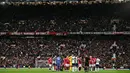 Manchester United harus menelan pil pahit tumbang tiga gol tanpa balas di depan pendukungnya sendiri. (AFP/Paul Ellis)