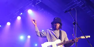 Antrean penonton sudah terlihat jauh sebelum penampilannya pukul 21.00 WIB. Pihak panitia pun mengurai kepadatan penonton dengan menggilir antrean yang akan masuk ke stage secara bertahap. (Bambang E Ros/Bintang.com)