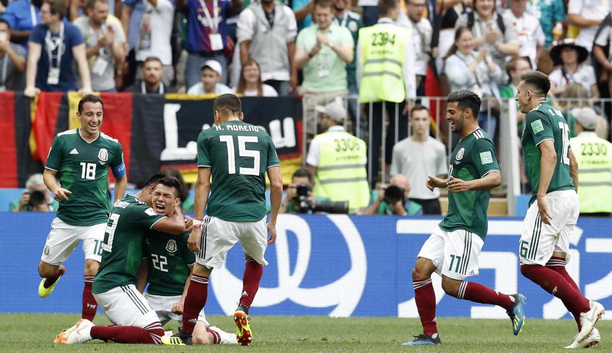Para pemain Meksiko merayakan gol yang dicetak Hirving Lozano ke gawang Jerman pada laga Grup F Piala Dunia di Stadion Luzhniki, Moskow, Minggu (17/6/2018). Meksiko menang 1-0 atas Jerman. (AP/Antonio Calanni)