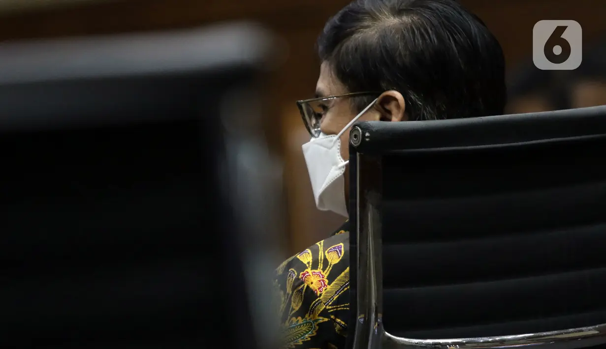 Terdakwa dugaan korupsi pengadaan tanah di Munjul, Pondok Ranggon, Jakarta Timur tahun 2019 yang juga Mantan Dirut Perumda PSJ, Yoory Corneles Pinontoan saat pembacaan tuntutan di Pengadilan Tipikor Jakarta, Kamis (10/2/2022). Yoory dituntut 6 tahun 8 bulan penjara. (Liputan6.com/Helmi Fithriansyah)