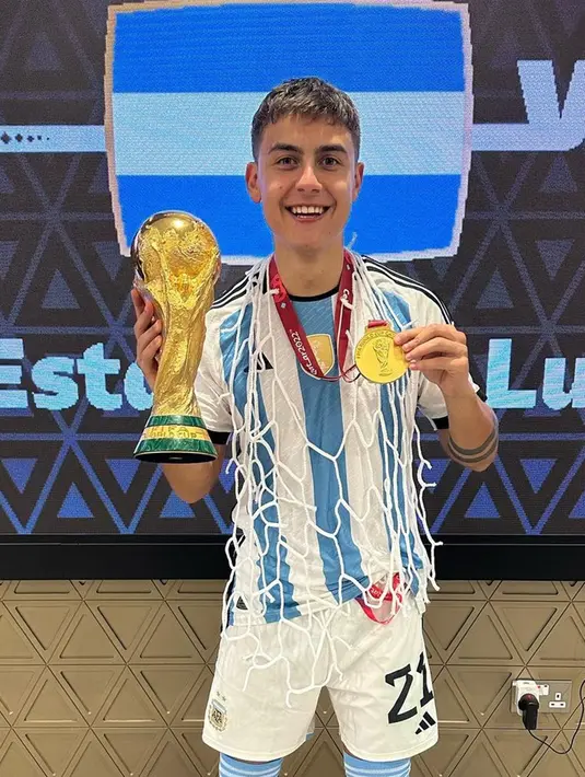 Dybala turut membawa pulang jaring gawang sebagai kenang-kenangan. Ia sangat senang dengan gelar jadi juara Piala Dunia 2022. Torehan gemilang Dybala ini membuat banyak fansnya kian terkesima dengannya. Terlebih kini Dybala mulai berhasil ambil hati para netizen cewek di Indonesia. (Liputan6.com/IG/paulodybala)