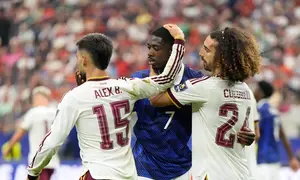 Pemain Spanyol Alex Baena, pemain Prancis Ousmane Dembele, dan pemain Spanyol Marc Cucurella dalam laga semifinal Piala Dunia 2026 antara Prancis vs Spanyol di Arlington, Texas, dekat Dallas, Selasa, 14 Juli 2026. (AP Photo/Ashley Landis)