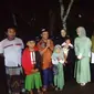 Sofiatun (baju hitam) begitu tiba dan disambut keluarga di kampung halaman di pelosok desa di Jember. (Istimewa)