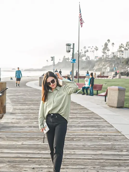Gaya trendi dan kekinian Michelle Joan terlihat saat menikmati suasana di jalanan Laguna Beach, Amerika Serikat. Gayanya yang kekinian dengan memakai kacamata ini curi perhatian netizen dengan menyebutnya tampil kece. (Liputan6.com/IG/@michellejoan_)