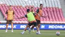 Fokus utama tim adalah membenahi penyelesaian akhir dan permainan di sepertiga akhir lapangan. Tampak dalam foto, pemain persija Jakarta saat latihan resmi jelang laga melawan Persis Solo pada pekan ke-30 BRI Super League di Stadion Utama Gelora Bung Karno SUGBK), Jakarta, pada Minggu (26/4/2026). (Bola.com/Abdul Aziz)