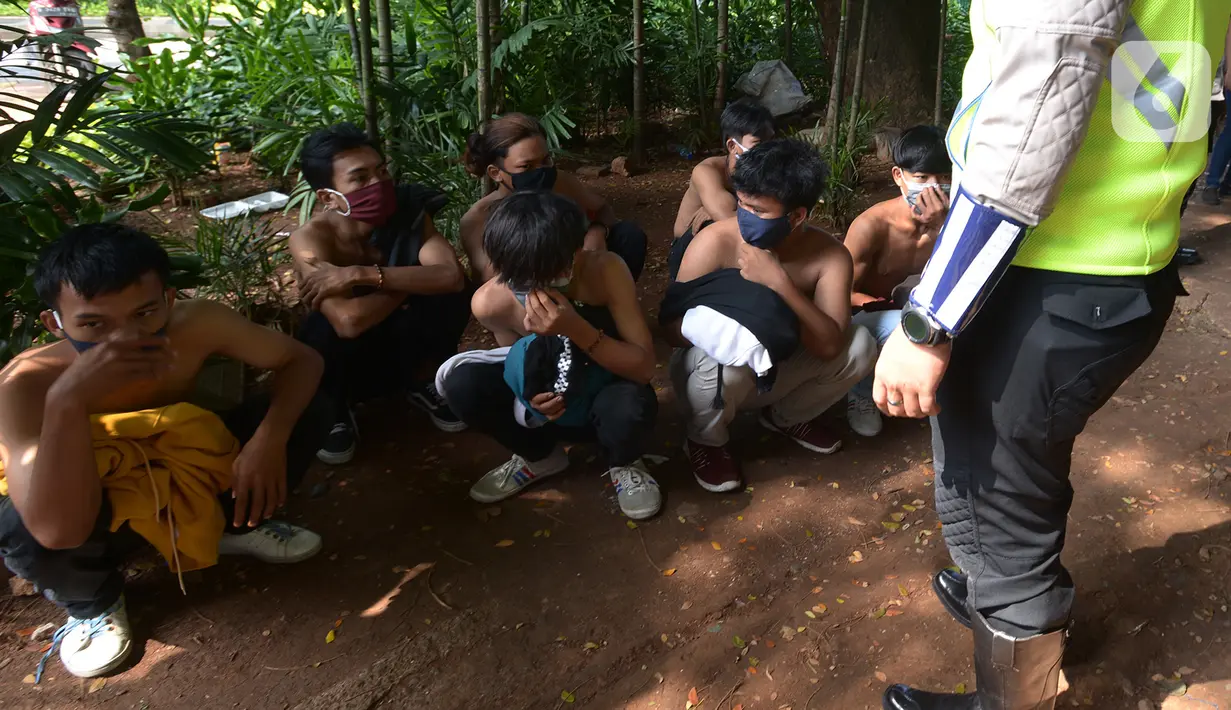 Petugas kepolisian mengamankan sejumlah orang yang diduga akan melakukan unjuk rasa di Kawasan Senayan, Jakarta, Kamis (8/10/2020). Mereka diduga hendak unjuk rasa menolak Undang-Undang Omnibuslaw Cipta Kerja di Gedung DPR. (merdeka.com/Imam Buhori)