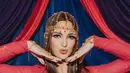 Nia Ramadhani pun tampak menampilkan yang terbaik ketika ia menjadi Arabian princess. Dengan kostum sequin cantik berwarna merah, Nia menambahkan aksesori rambut dan makeup bold yang menyempurnakan cosplaynya kali ini. [Foto: Instagram/ramadhaniabakrie]