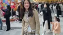 Berkunjung ke Lotte World, Mikhaela tampil dengan seragam sekolah khas perempuan Korea Selatan. Ia tampil dengan seragam warna beige dari blazer dan mini skirt yang dipadukan celana ketat hitamnya.  [@nafaurbach]