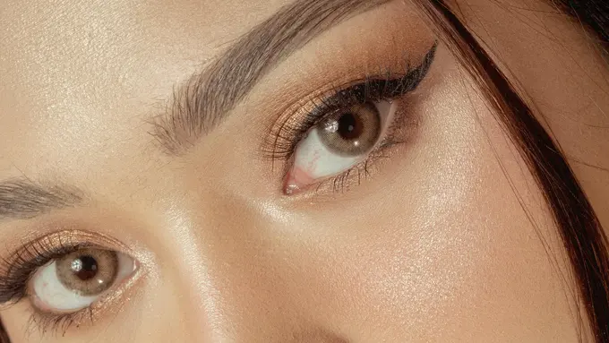 Ingin Tampil Glowing di Berbagai Acara? Ini Tips Makeup Soft Bronze dengan Glossy Lip