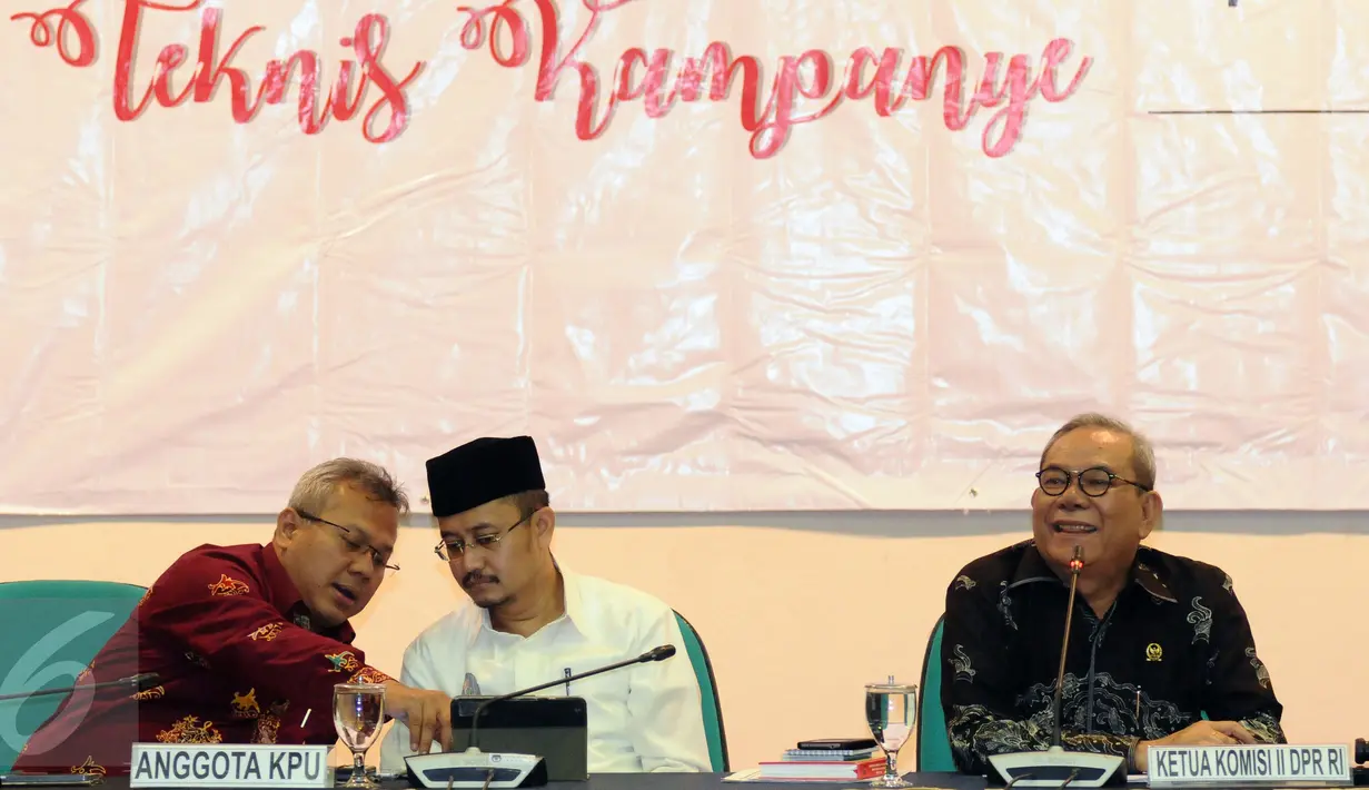 Ketua Komisi II DPR RI Rambe Kamarul Zaman (kanan) memberi materi Bimbingan Teknis Kampanye Pemilihan Tahun 2017 di Gedung KPU, Jakarta, Selasa (11/10). 68 peserta dari seluruh KPUD se Indonesia hadir. (Liputan6.com/Helmi Fithriansyah)