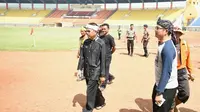 Bupati Purwakarta Dedi Mulyadi pimpin aksi bersih-bersih di Stadion si Jalak Harupat (Istimewa/Liputan6.com)