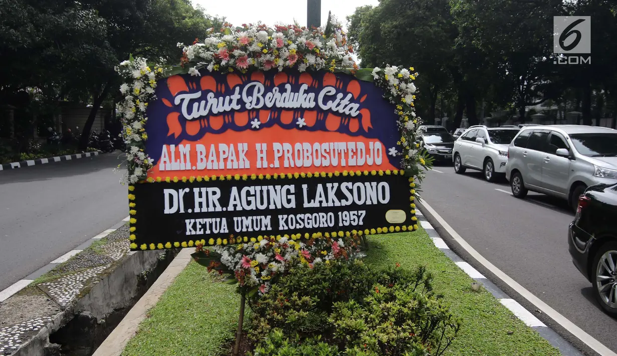 Karangan bunga ucapan duka cita dari Agung Laksono untuk Probosutedjo dipajang di Jalan Diponegoro, Jakarta, Senin (26/3). Probosutedjo merupakan pengusaha yang juga pendiri Himpunan Pengusaha Pribumi Indonesia (Hippi). (Liputan6.com/Arya Manggala)