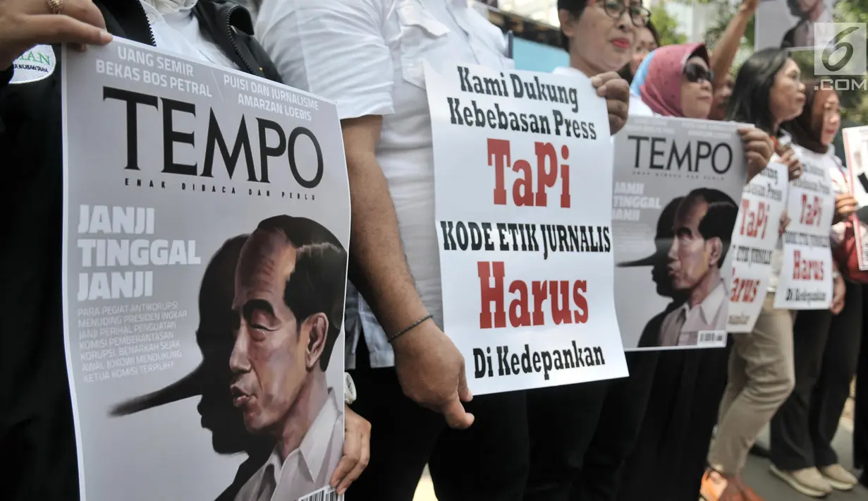 Relawan Jokowi Mania saat mendatangi Gedung Dewan Pers, Jakarta, Senin (16/9/2019). Seperti diketahui Majalah Tempo edisi 16-22 September 2019 memuat gambar Jokowi dengan disertai bayangan Pinokio yang dikenal sebagai tokoh animasi yang suka berbohong. (merdeka.com/Iqbal S. Nugroho)
