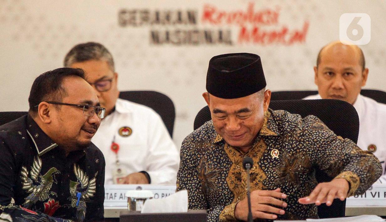 Menteri Koordinator Bidang Pembangunan Manusia dan Kebudayaan (Menko PMK) Muhadjir Effendy (kanan) bersama Menteri Agama Yaqut Cholil Qoumas saat Rapat Koordinasi Tingkat Menteri (RTM) terkait persiapan Natal 2023 dan Tahun Baru 2024 di Jakarta, Senin (11/12/2023). (Liputan6.com/Angga Yuniar)