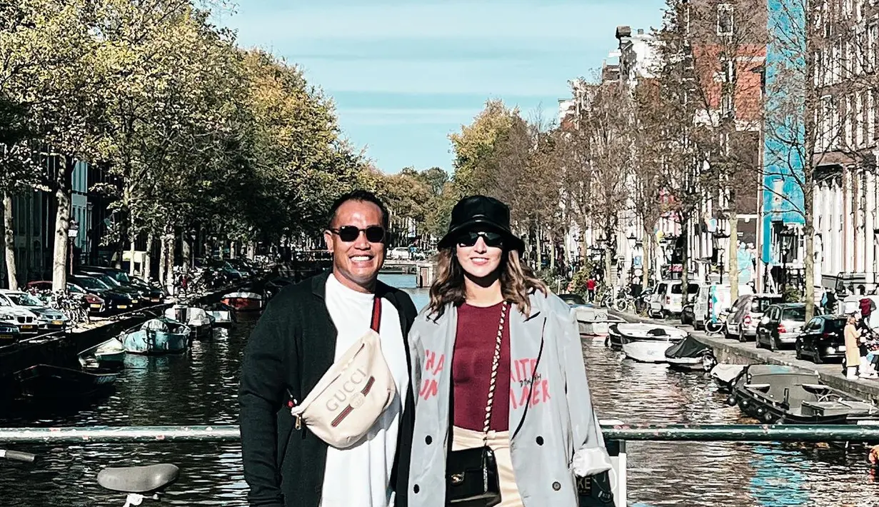 Ada pula foto Nia Ramadhani bersama Ardi Bakrie. Kali ini, mereka hanya ke luar negeri berdua tanpa ketiga anaknya. (Foto: Instagram/ ramadhaniabakrie)