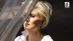 Agnez Mo menjalani pemotretan dengan latar tempat tidur. Ia menampilkan beberapa pose seksi dan menantang.