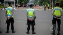 Sejumlah petugas kepolisian berjaga saat peringatan Hari Buruh (May Day) di depan Istana Merdeka, Jakarta, Jumat (1/5/2015). Penjagaan dilakukan untuk mengantisipasi aksi buruh saat perayaan hari Buruh Internasional (May Day). (Liputan6.com/Faizal Fanani)