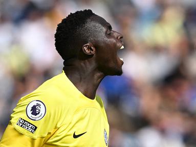 Chelsea harus menelan pil pahit usai ditaklukkan tuan rumah Leeds United dalam laga lanjutan pekan ke-3 Liga Inggris 2022/2023, Minggu (21/8/2022) malam WIB. Kekalahan tiga gol tanpa balas The Blues diawali oleh aksi blunder kiper Edouard Mendy yang terlalu lama memainkan bola di depan gawangnya. (AFP/Paul Ellis)