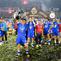 Eliano Reijnders mengangkat trofi BRI Super League 2025/2026. Persib Bandung meraih juara dan hattrick, jadi tim pertama yang melakukannya di Liga Indonesia. (Bola.com/Bagaskara Lazuardi)