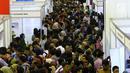Ribuan orang berdesakan memasukkan lamaran saat bursa kerja di Jakarta, Rabu (24/1). Pemerintah optimis dapat terus menurunkan angka pengangguran dengan berbagai strategi dan program kerja. (Liputan6.com/Angga Yuniar)